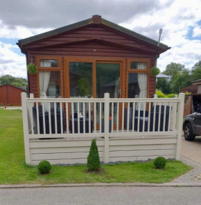 Green Acres Retreat Lodge with Hot Tub